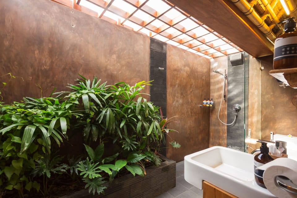 Holy Retreat Room | Bathroom | Shower, free toiletries, bidet, towels
