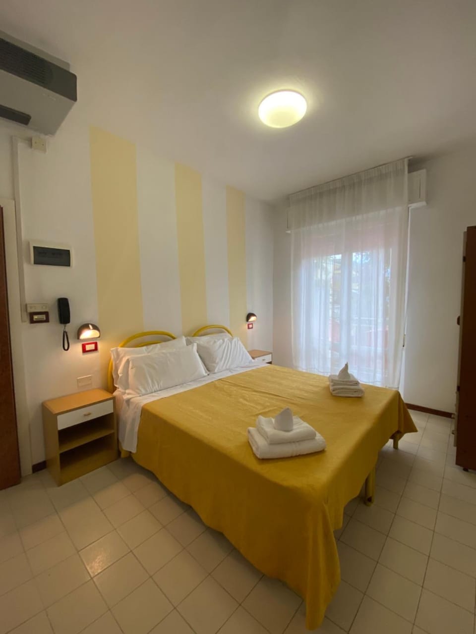 In-room safe, desk, WiFi (free)