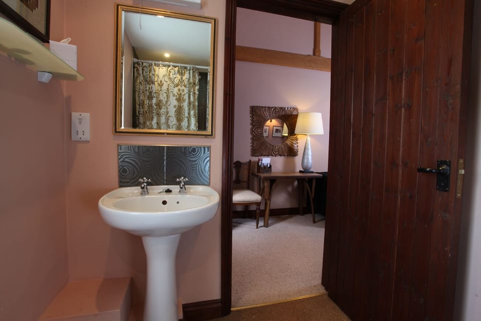 Double Room with Four Poster Bed | Bathroom sink