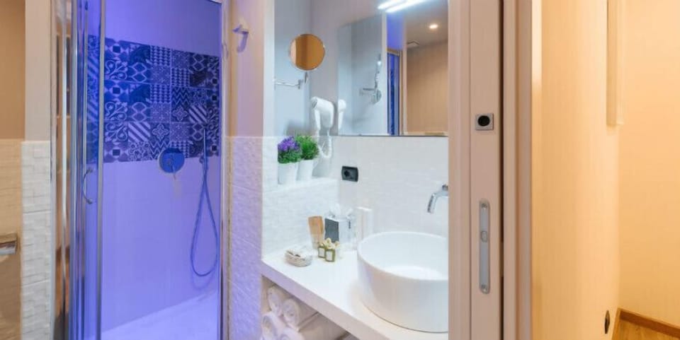 Classic Triple Room | Bathroom | Shower, rainfall showerhead, free toiletries, hair dryer
