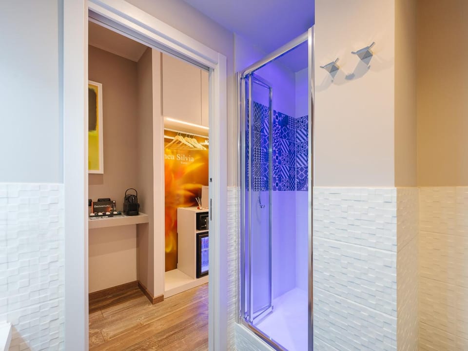 Minibar, in-room safe, soundproofing, cribs (free)