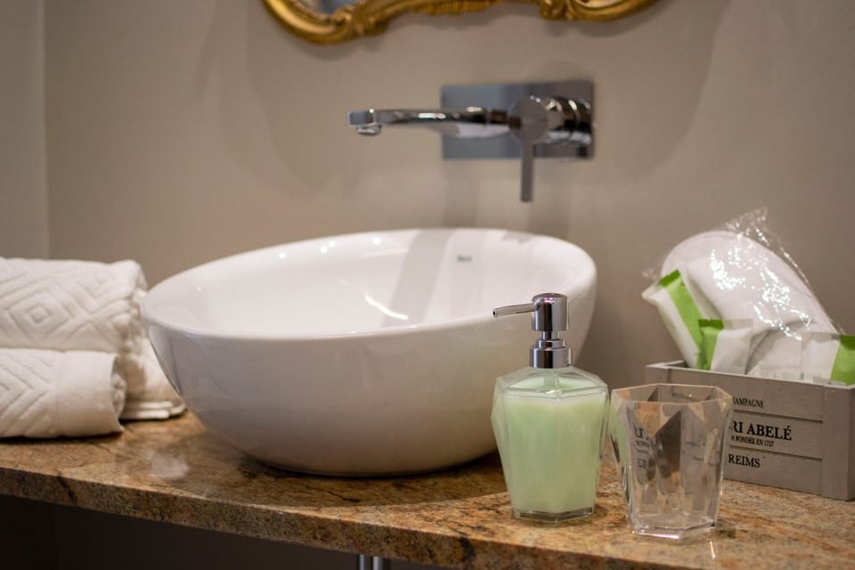 Double Room (Trebisonda) | Bathroom | Shower, rainfall showerhead, free toiletries, hair dryer