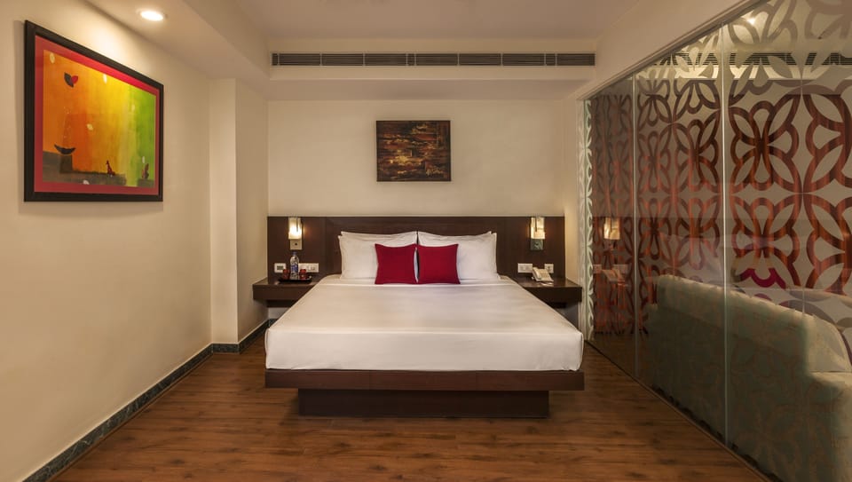 Suite | Desk, blackout drapes, iron/ironing board, WiFi (free)