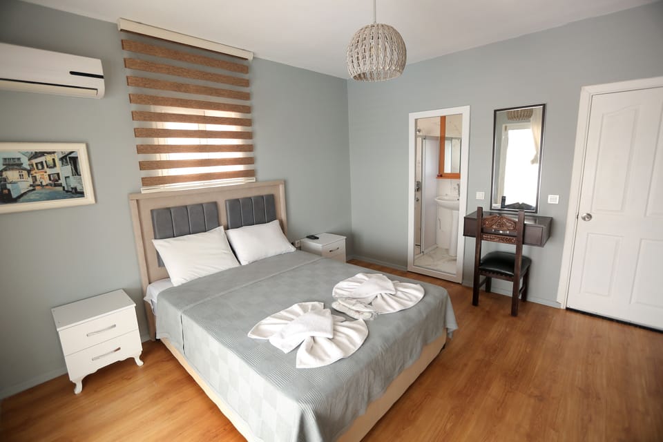 Deluxe Double Room, Pool View | Free WiFi, bed sheets