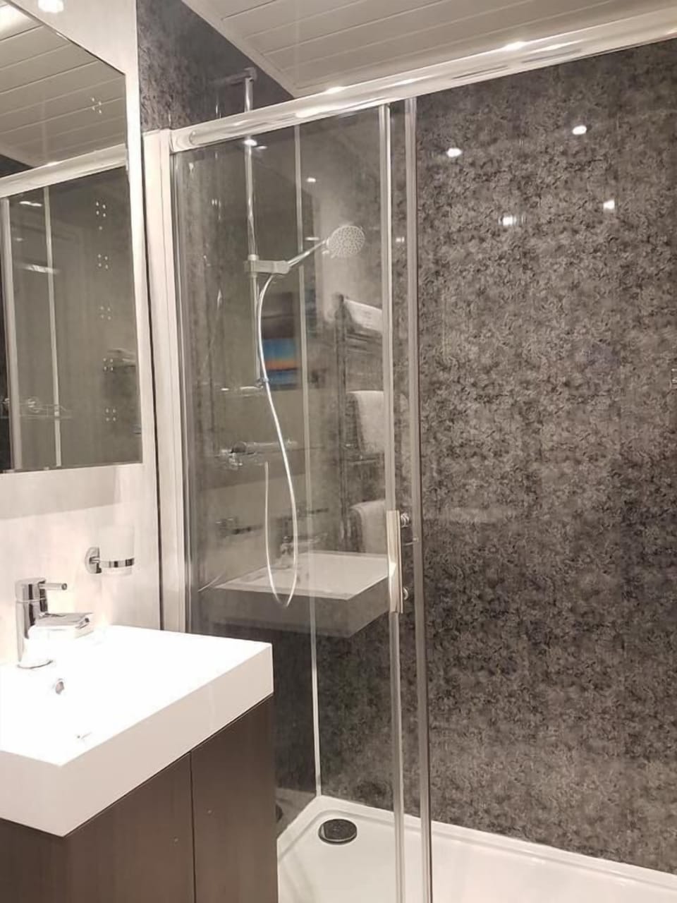 Mint Macaroon - Deluxe King | Bathroom | Shower, free toiletries, hair dryer, towels