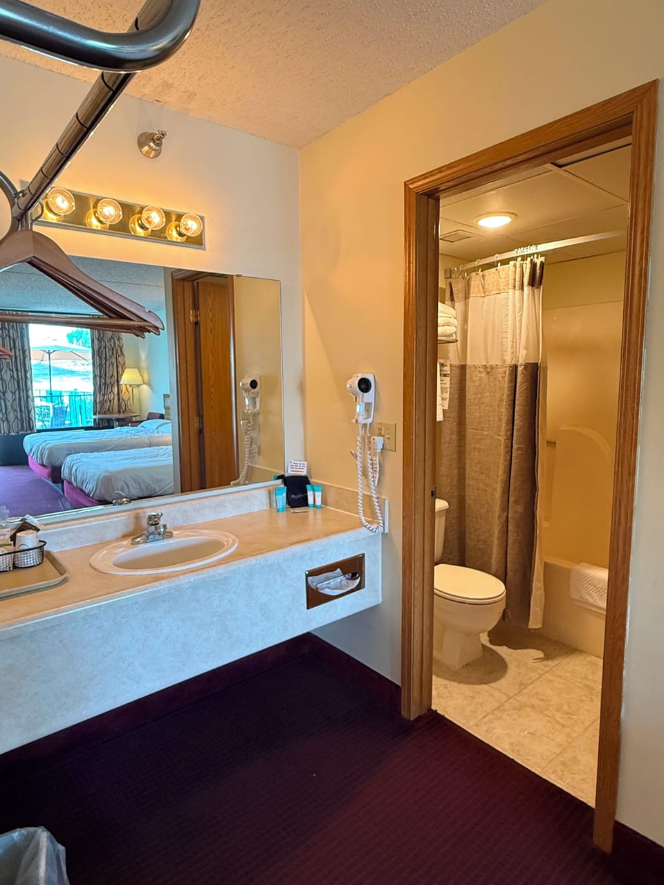 Combined shower/tub, free toiletries, hair dryer, towels