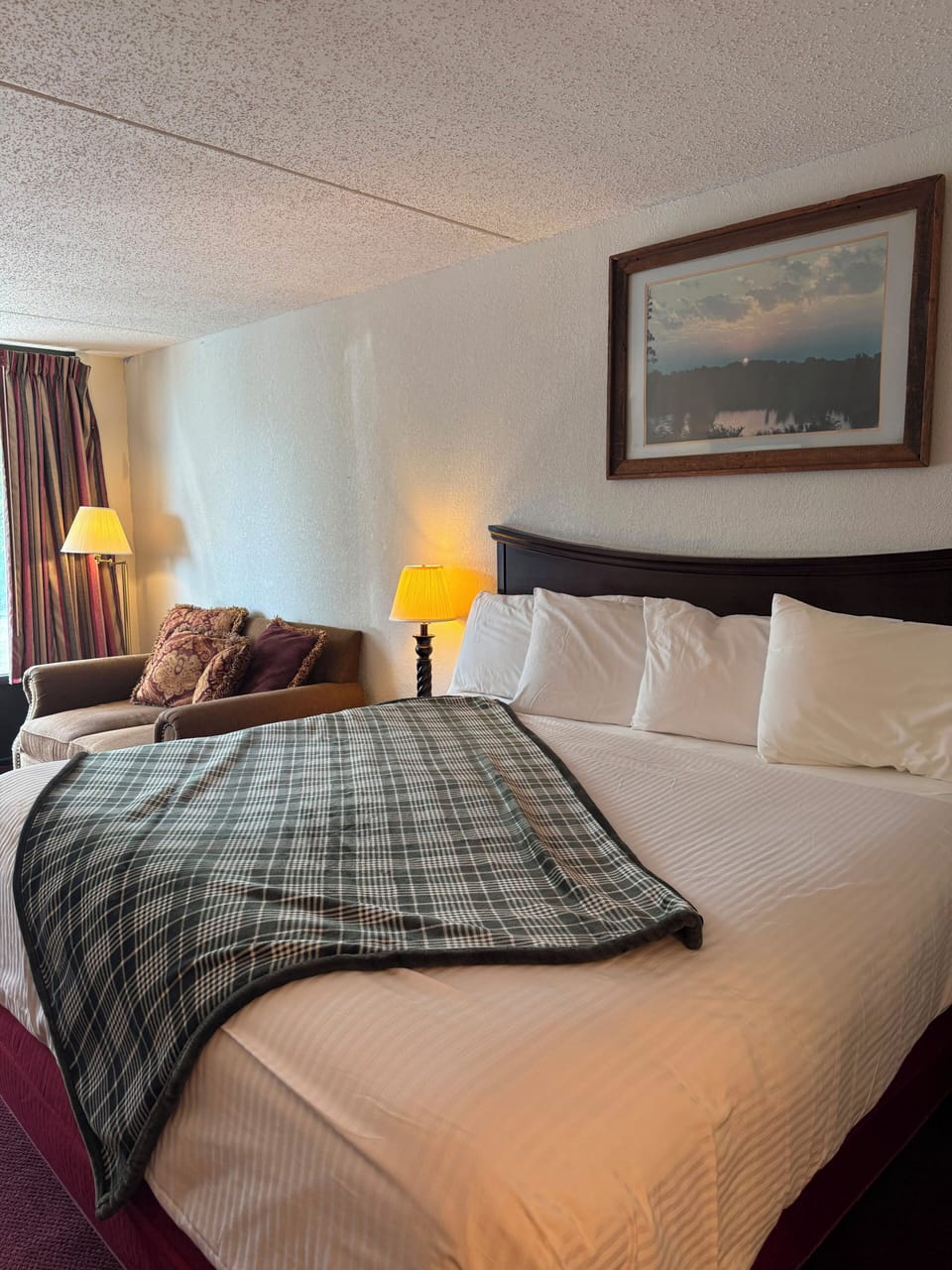 Executive Room, 1 King Bed, Non Smoking (with Sofa) - No pets allowed | Pillowtop beds, blackout drapes, soundproofing