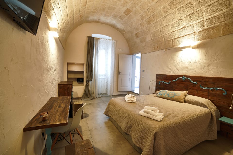 Standard Room, 1 King Bed | Memory foam beds, minibar, in-room safe, individually decorated