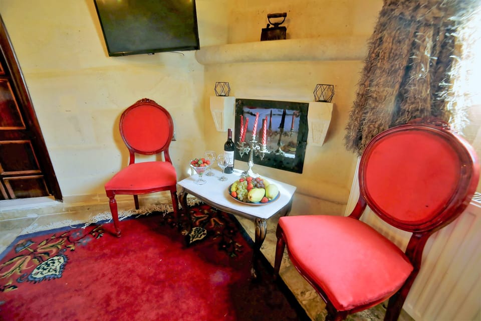 Honeymoon Suite | Living area | 80-cm LCD TV with satellite channels, TV