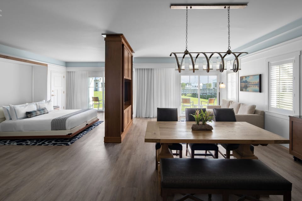 King Hospitality Suite | Living area | Flat-screen TV