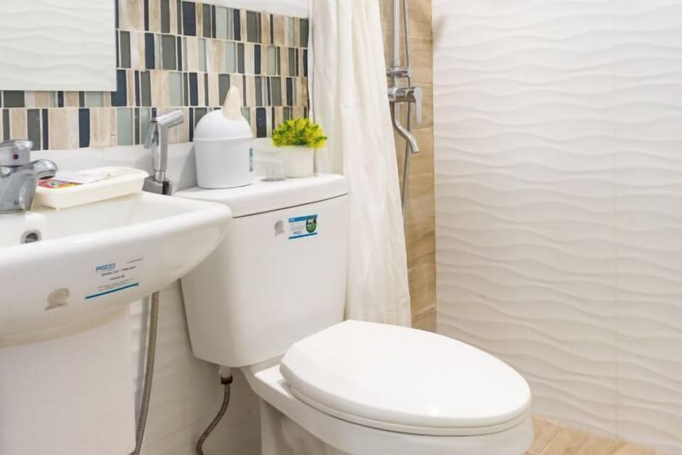 Blackout drapes, WiFi (free), bed sheets