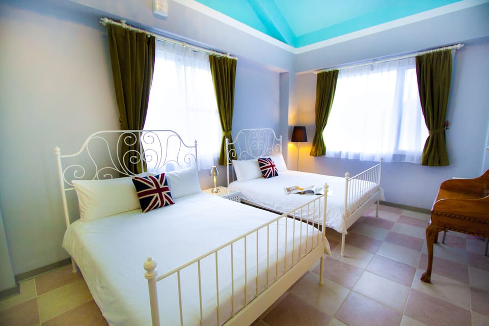 Quadruple Room | Living area | LCD TV