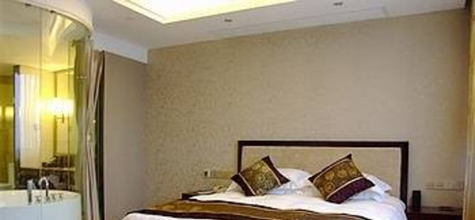 Romantic Double Room, Non Smoking | Desk, blackout drapes, free WiFi