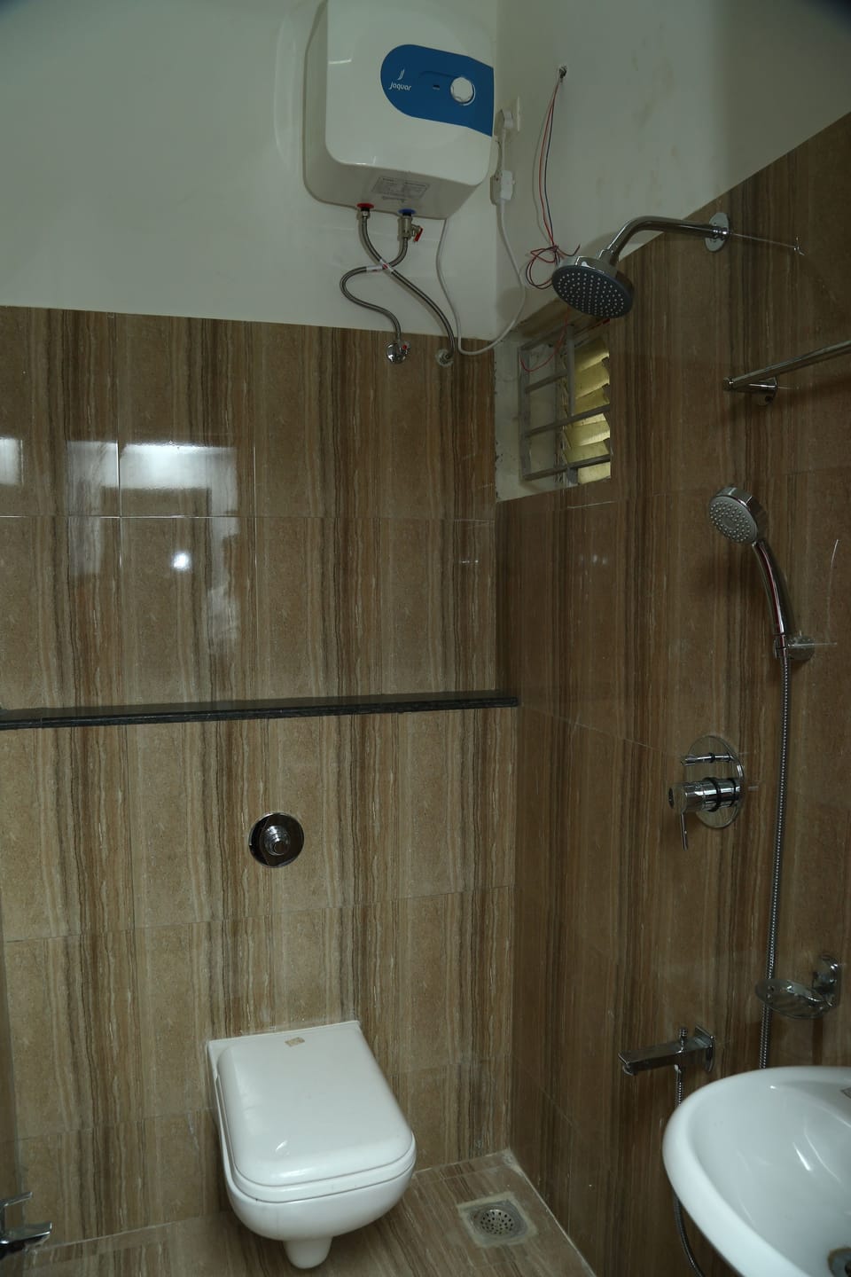 Deluxe Double Room, 1 Double Bed, City View | Bathroom | Shower, bidet, towels