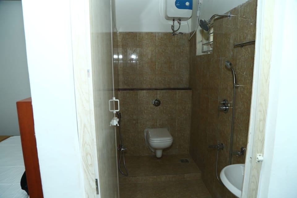 Deluxe Double Room, 1 Double Bed, City View | Bathroom | Shower, bidet, towels