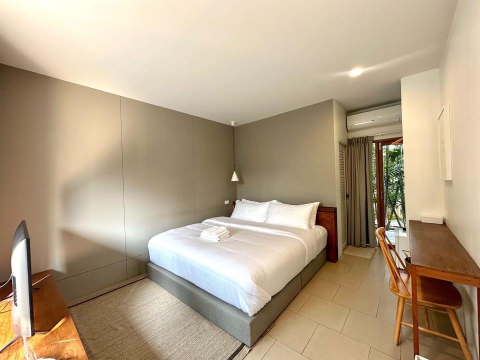 Superior Room, Pool View | Desk, blackout drapes, free WiFi, bed sheets