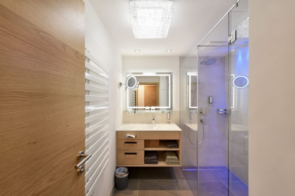 MOUNTAIN SUITE | LARGE | Bathroom | Hair dryer, bathrobes, slippers, heated floors