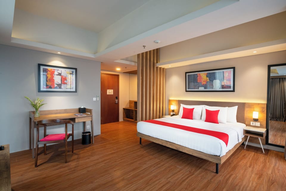 Junior Suite | In-room safe, desk, laptop workspace, soundproofing