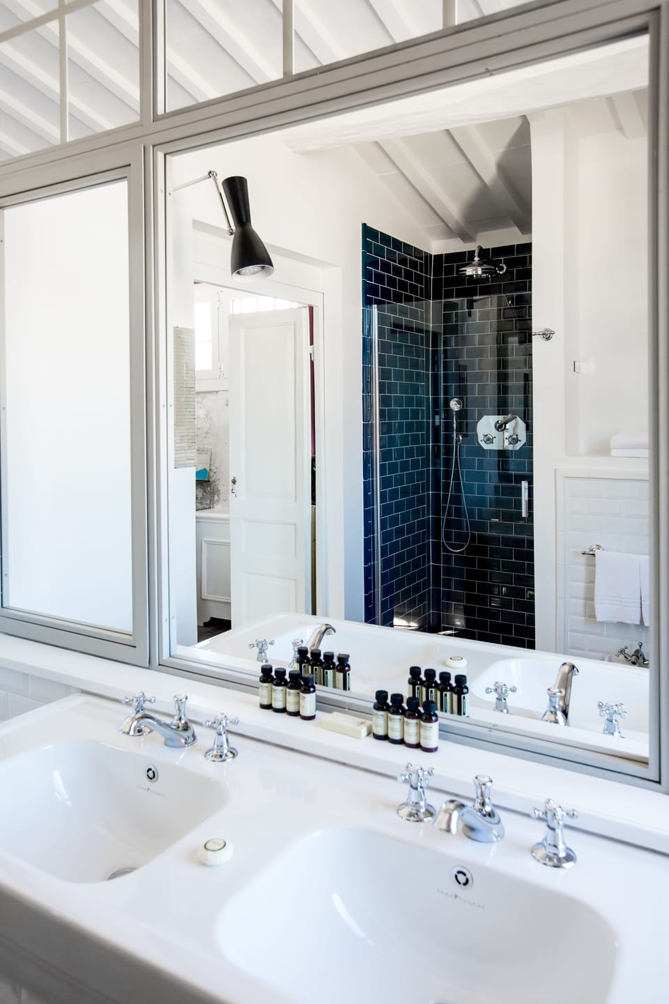 Panoramic Double Room, City View | Bathroom | Shower, free toiletries, hair dryer, bidet