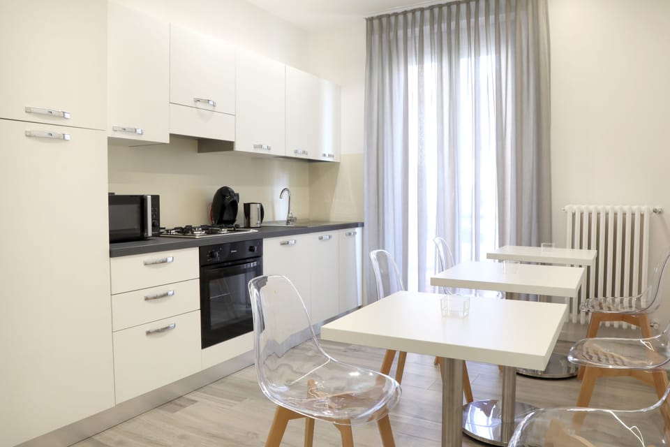 Full-size fridge, microwave, oven, stovetop