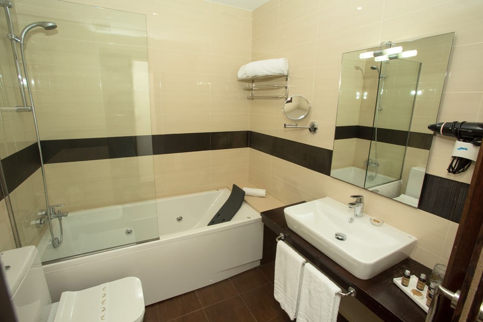 Deluxe Double Room, Jetted Tub, Sea View | Bathroom | Free toiletries, hair dryer, bidet, towels