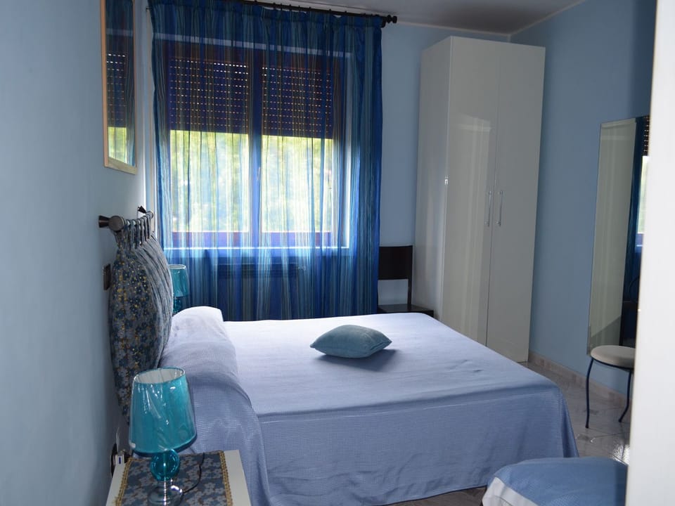 Triple Room, Multiple Beds | Desk, WiFi (free), bed sheets