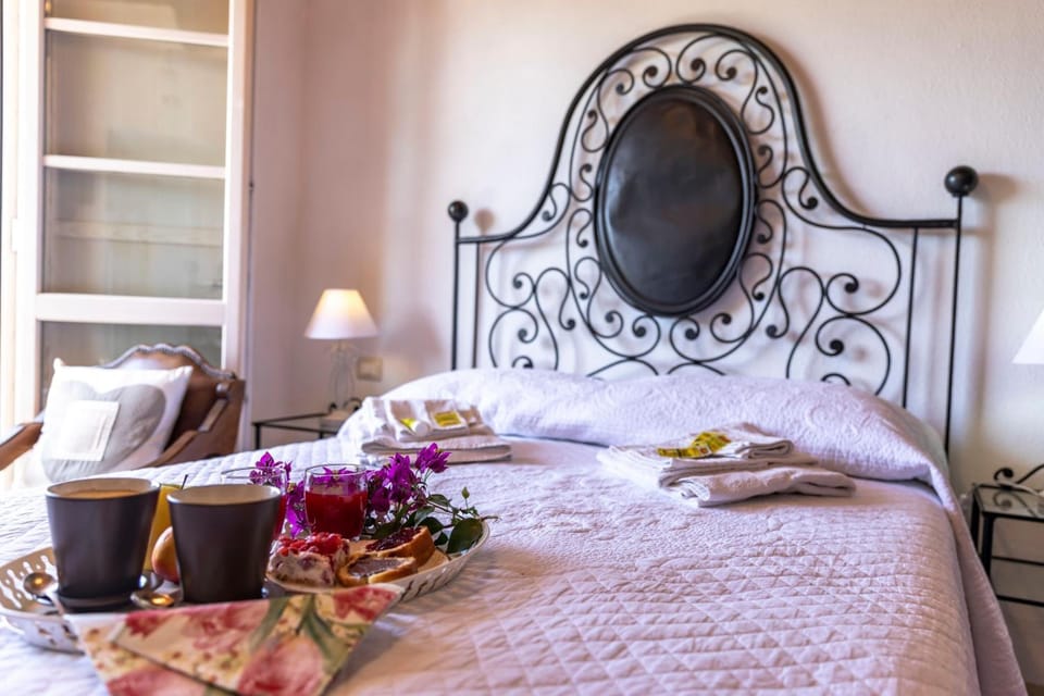 Individually decorated, free cribs/infant beds, free WiFi, bed sheets