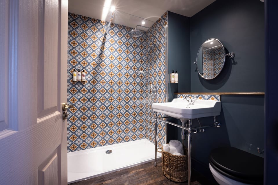 Really Comfy Room | Bathroom | Hair dryer, towels, soap, shampoo