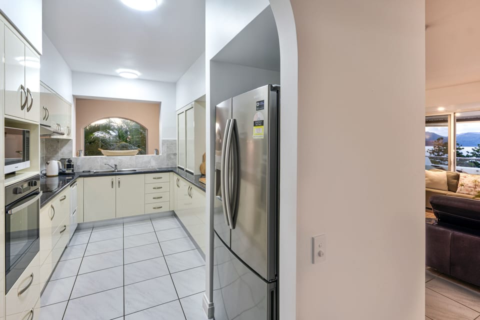 Apartment, 2 Bedrooms, 2 Bathrooms, Ocean View | Private kitchen | Full-size fridge, microwave, oven, stovetop
