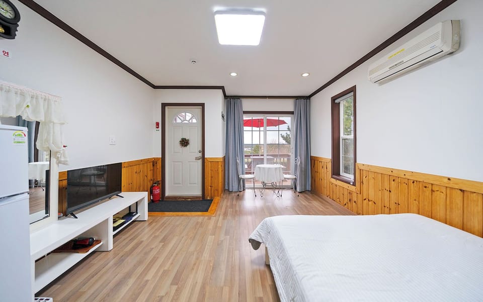 Room (10 PY/ No Extra Towel) | Desk, blackout drapes, free WiFi