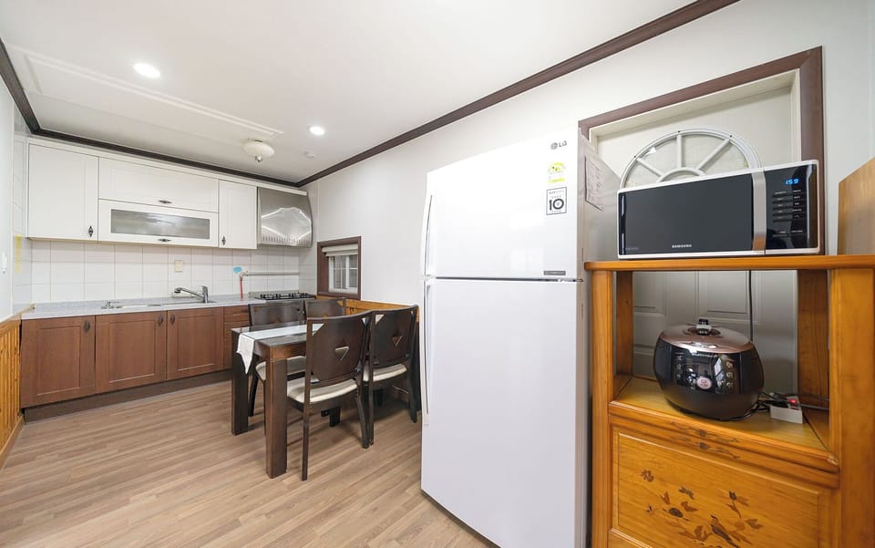 Room (30 PY/ No Extra Towel) | Private kitchenette | Fridge, microwave, stovetop, electric kettle