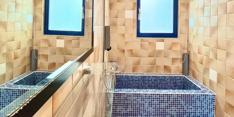 Economy Double Room, 1 King Bed, Non Smoking, Bathtub | Bathroom | Free toiletries, hair dryer, slippers, towels