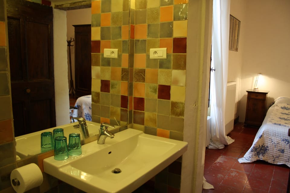 Double Room | Bathroom | Free toiletries, towels