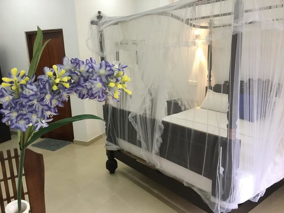 Deluxe Double Room, 1 Queen Bed, City View | 2 bedrooms, individually decorated, individually furnished, desk