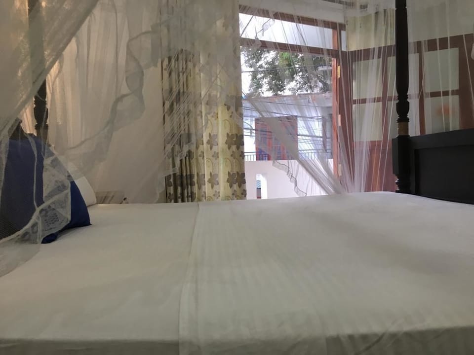 Deluxe Double Room, 1 Queen Bed, City View | 2 bedrooms, individually decorated, individually furnished, desk