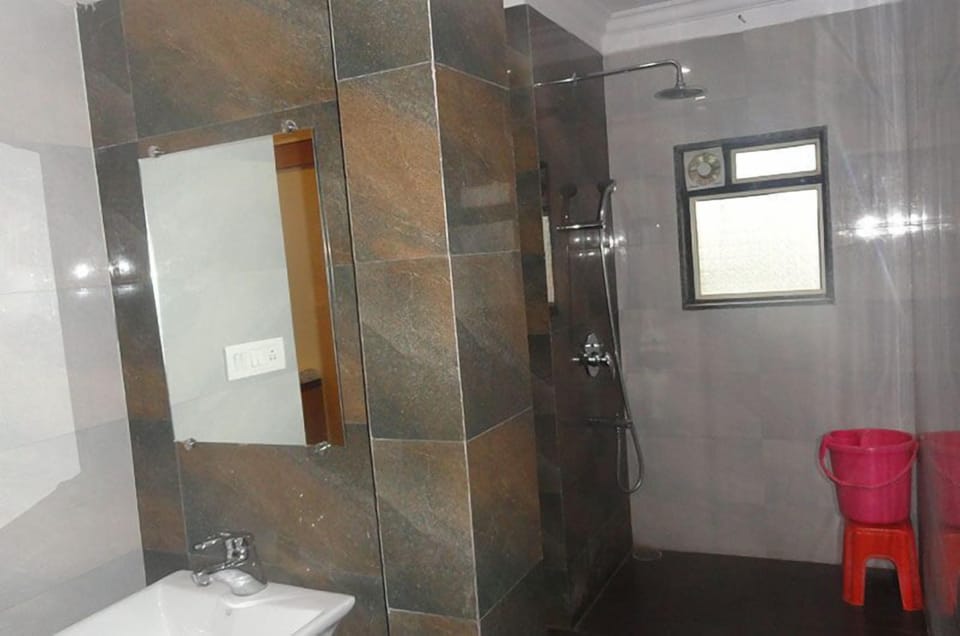 Shower, free toiletries, towels