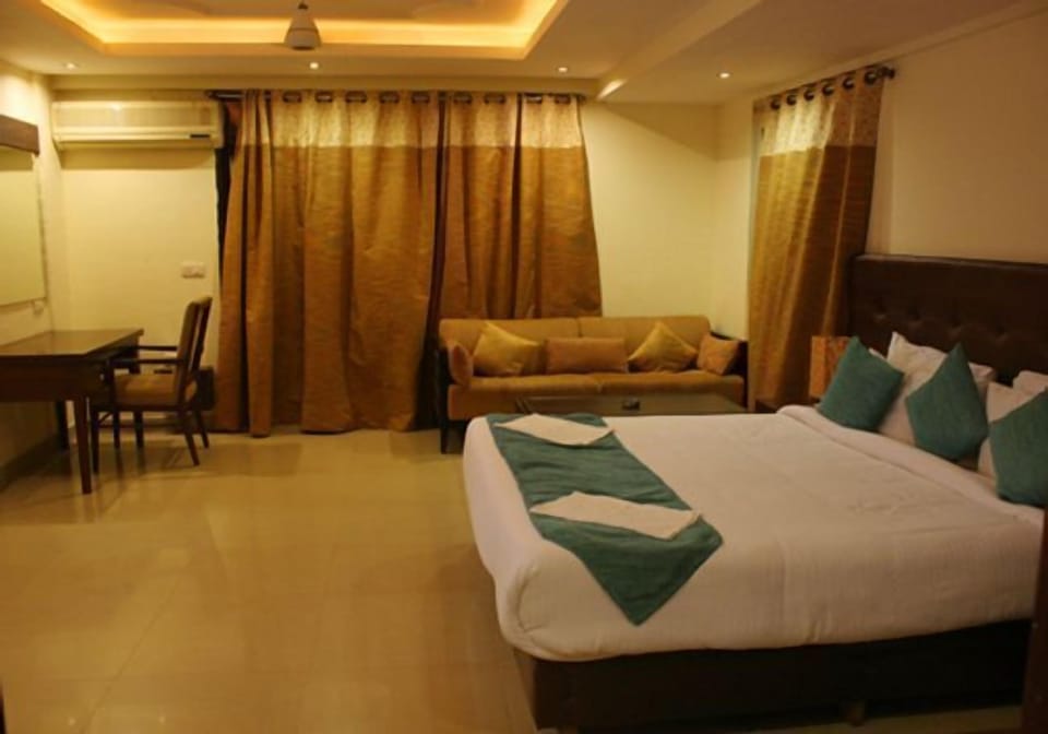 Deluxe Room, 1 Double Bed | Minibar, in-room safe, desk, soundproofing