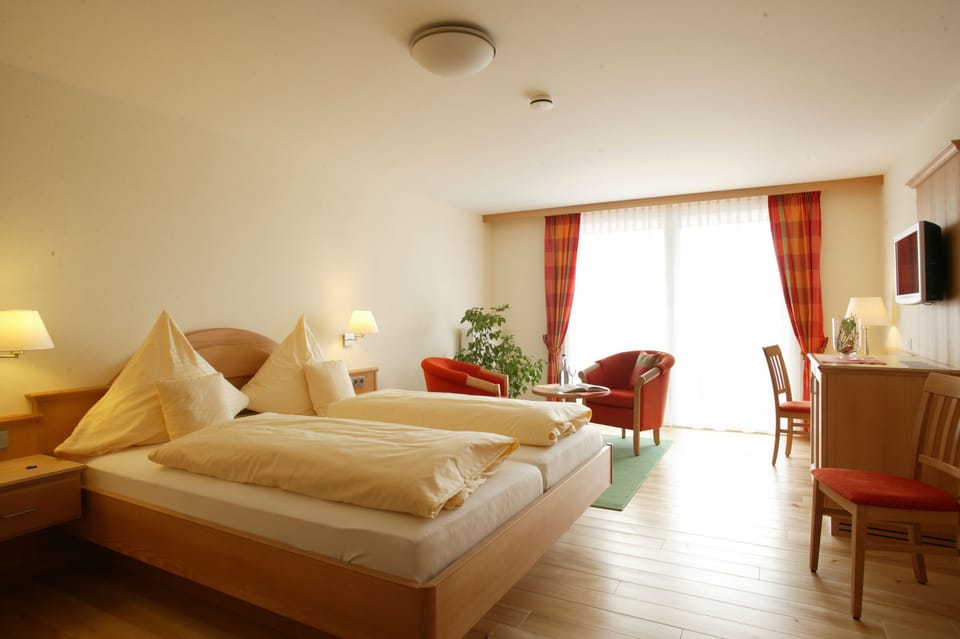 Comfort Double Room | In-room safe, desk, free cribs/infant beds, free WiFi