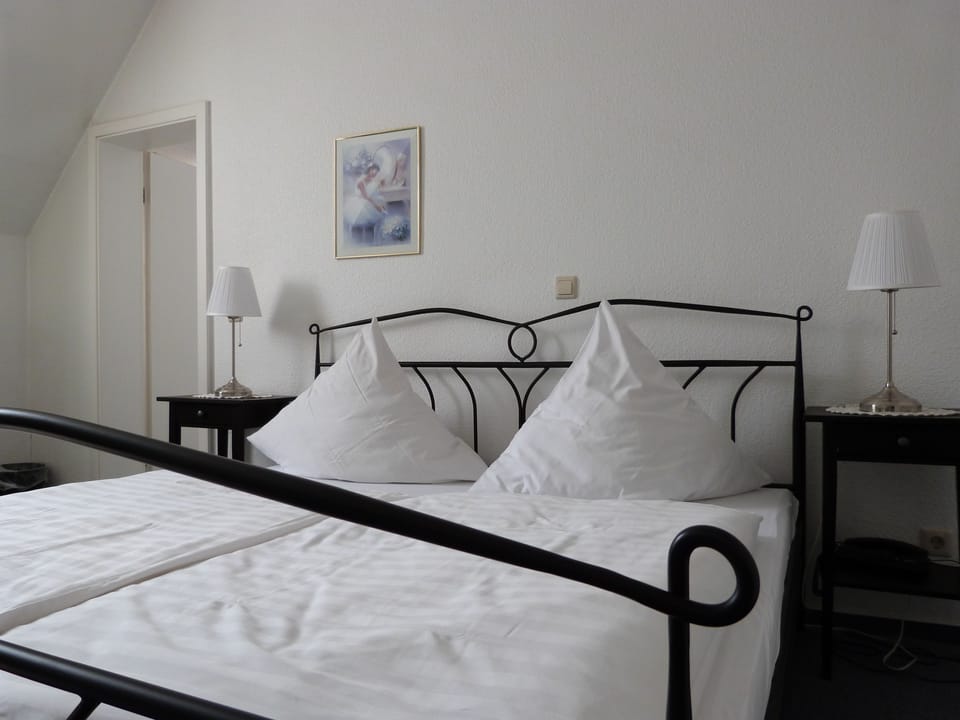 Double Room | Desk, free WiFi, bed sheets