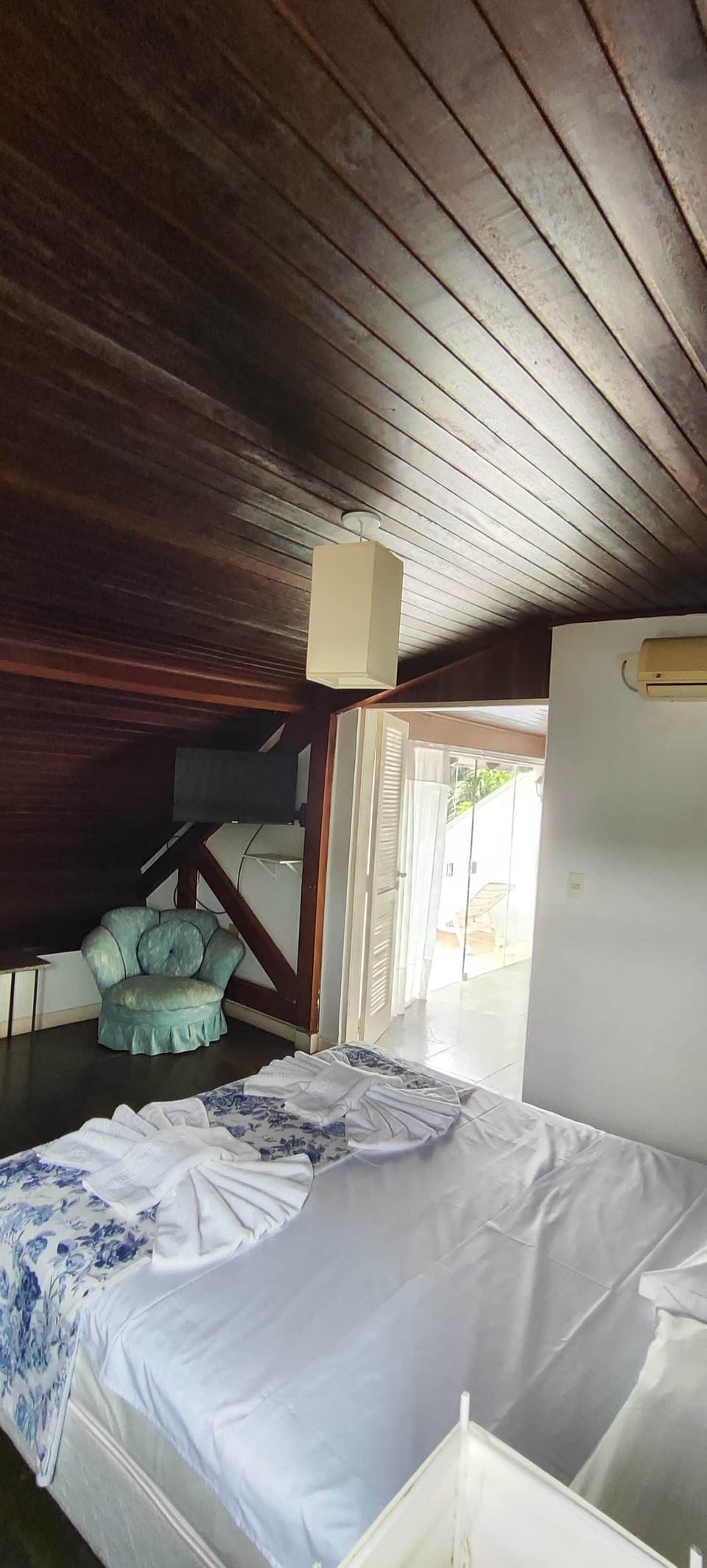 Panoramic Studio Suite | Minibar, bed sheets