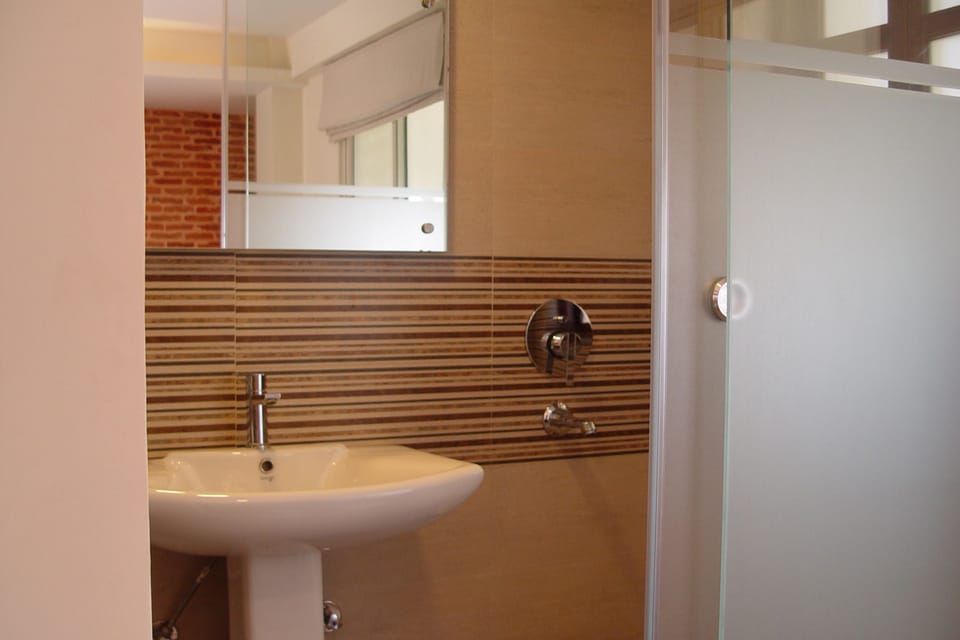 Comfort Studio, 1 Queen Bed | Bathroom | Shower, rainfall showerhead, free toiletries, hair dryer