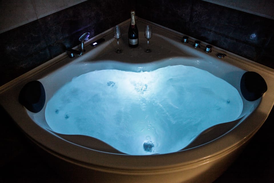 Deep soaking bathtub