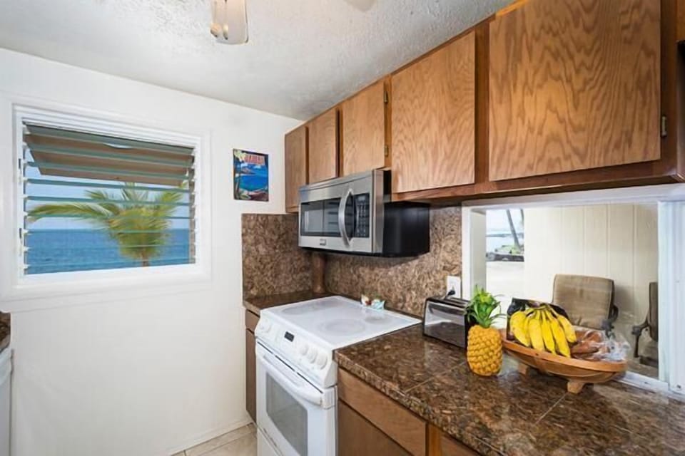 Condo, 1 King Bed, Ocean View (Keauhou Kona Surf and Racquet Club To) | Private kitchen | Toaster, paper towels, dining tables