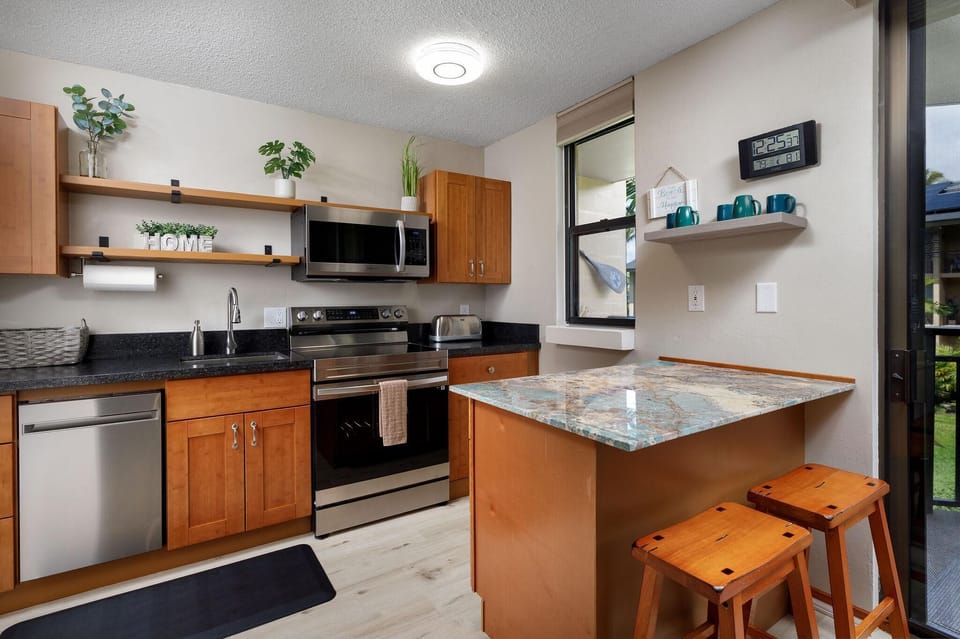 Condo, 1 King Bed (Kona Makai 3-203) | Private kitchen | Fridge, microwave, oven, stovetop
