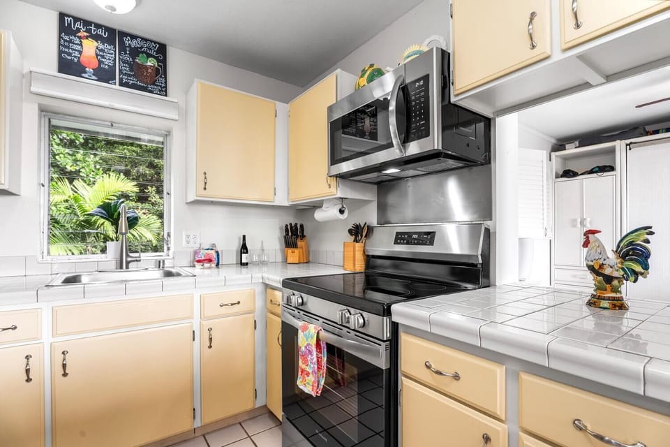 Condo, Multiple Beds (Keauhou Akahi 210) | Private kitchen | Oven, toaster, paper towels