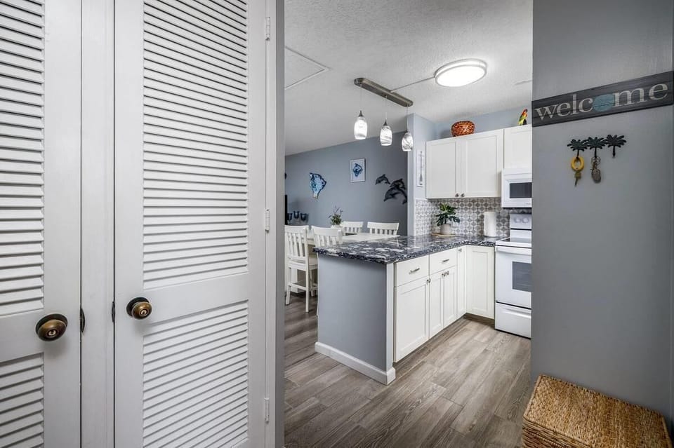 Condo, 1 King Bed, Ocean View (Kona Makai 1-204 Oceanview! AC! Remod) | Private kitchen | Fridge, microwave, oven, stovetop