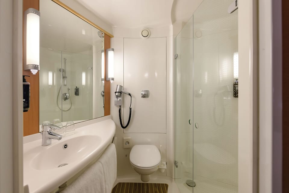 Standard Twin Room, 2 Twin Beds | Bathroom | Shower, eco-friendly toiletries, hair dryer, towels