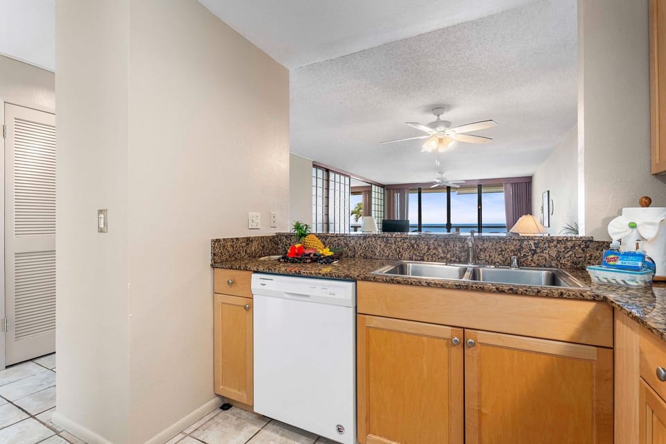 Condo, 1 Queen Bed (Keauhou Kona Surf & Racquet Club 3202) | Private kitchen | Fridge, microwave, oven, stovetop