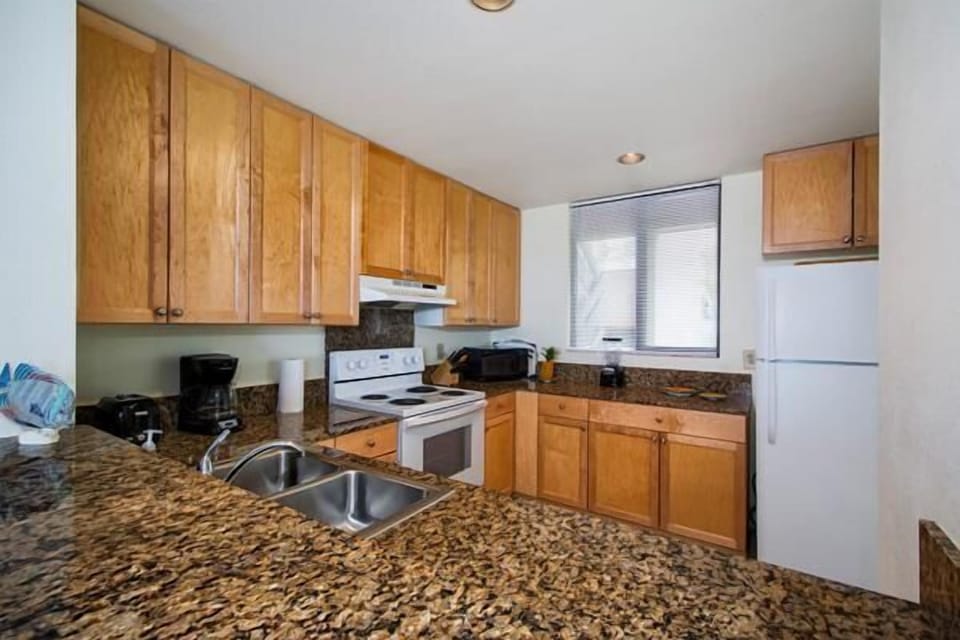 Condo, 1 Queen Bed (Keauhou Kona Surf & Racquet Club 3202) | Private kitchen | Fridge, microwave, oven, stovetop
