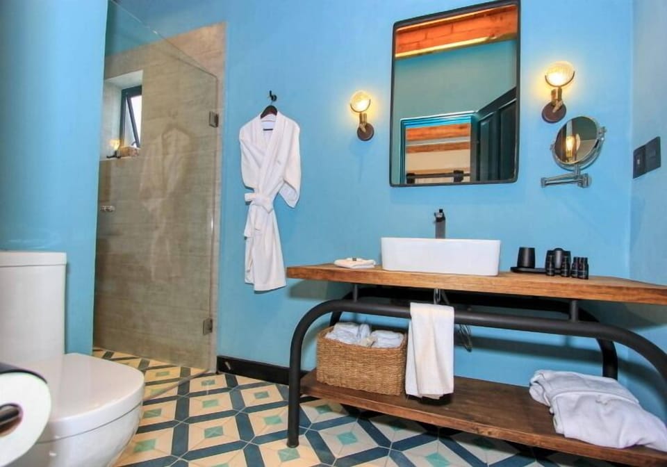 Standard king(12) | Bathroom | Shower, eco-friendly toiletries, hair dryer, bathrobes